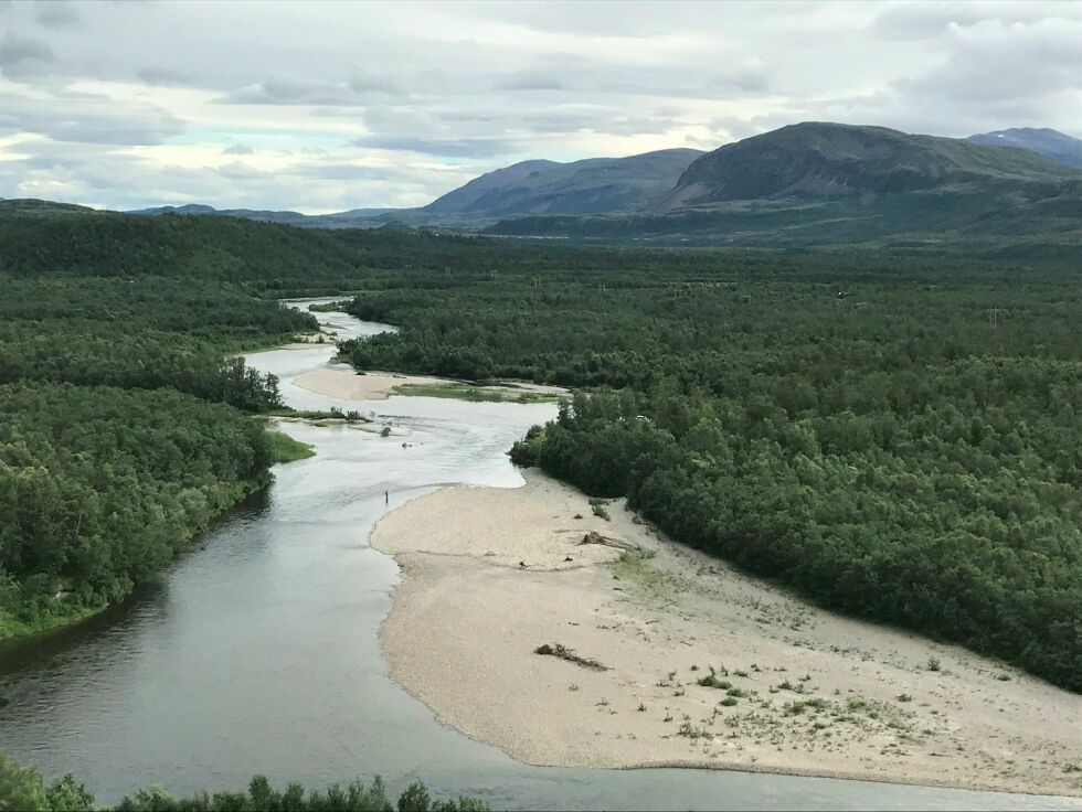 Laksefiske er populært og det følger flere fordeler med å ha bostedsadresse i Finnmark.
 Foto: Sara Olaussen Stensvold