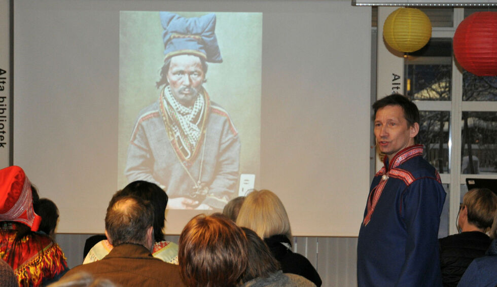 Per Ivar Somby forteller om fargeleggingen av de gamle bildene fra Kautokeino, mest av Sophus Tromholt.
 Foto: Rita Heitmann