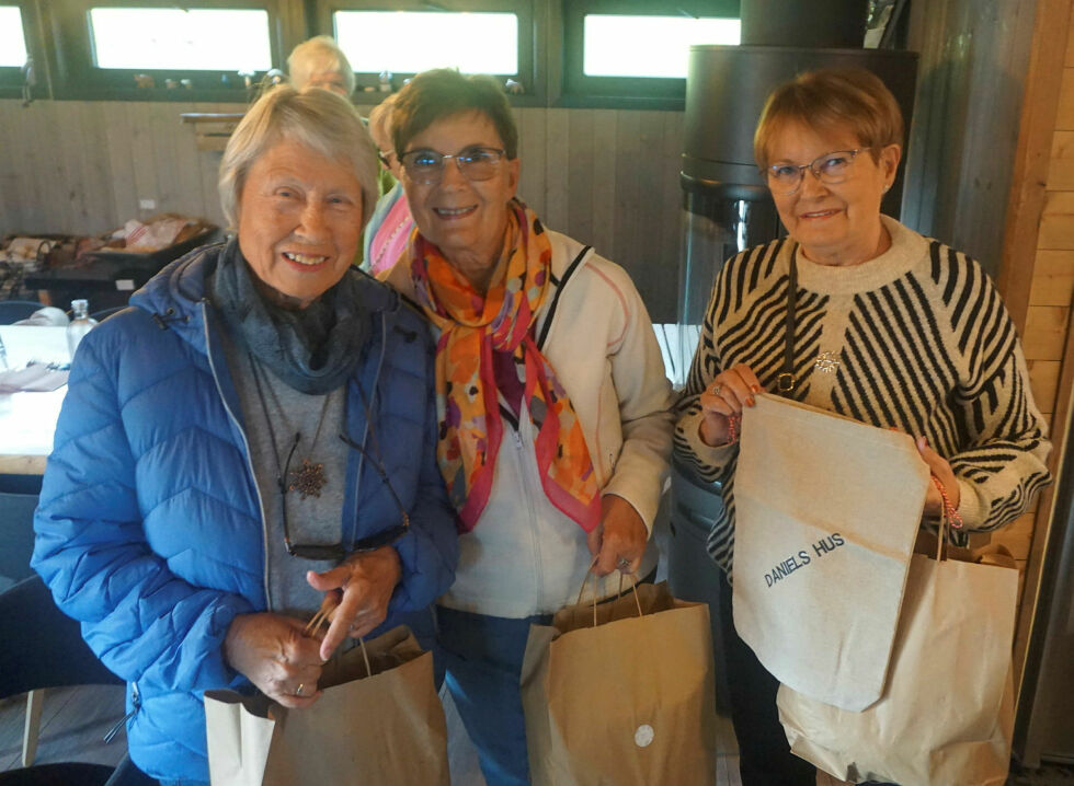 De kjøpte mye god mat på markedet til Daniels Hus søndag 8. september. Fra venstre Betty Isaksen, Bjarnhild Peters og Randi Elisabeth Holm Lønner.
 Foto: Geir Johansen