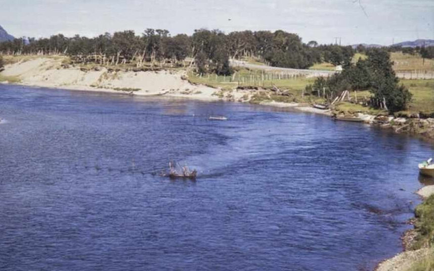 Tidligere eiere av gården Bjørkrud i Nedre Smørstad i Lakselv har i alle år fisket i Lakselva. Nå mener FeFo at de samisk/kvænske fiskerettshavere fiska i ond tro. Bildet er tatt i 1975, tre år før garnfisket ble forbudt med et pennestrøk uten noen høring hos fiskerettshaverne.
 Foto: Privat