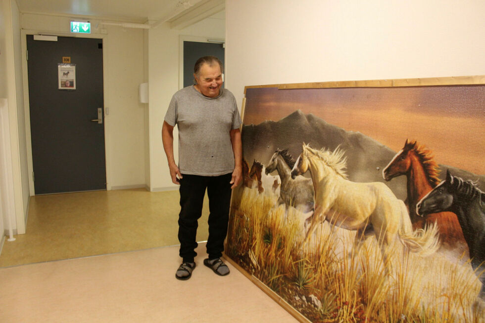 Her har vi gigant-puslespillet. Det dekker en del av korridorveggen på Nyborg omsorgssenter. Og består av utrolige 13.200 puslespillbiter som Eilert Saua har puslet sammen.
 Foto: Randi Irene Losoa