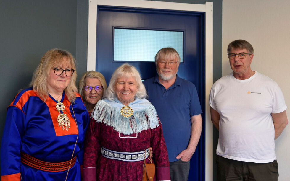 Fra venstre Inga Pettersen Lindi, Laila Somby Sandvik, Kristine Julie Eira, Inge Anders Svonni og Frank Bertheussen.
 Foto: Oskar Melkeraaen Aas