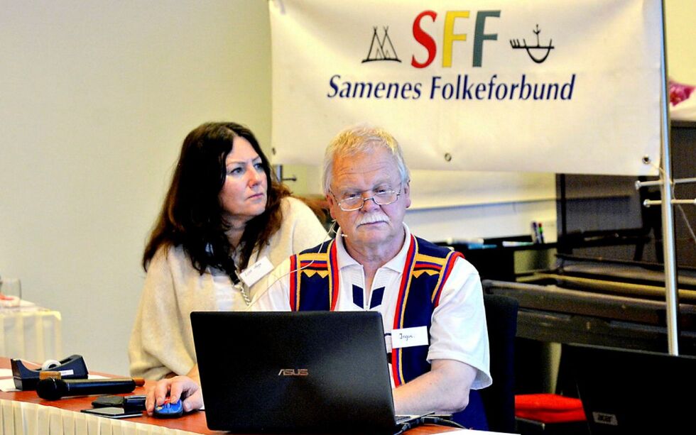 Ingvi Luthersson fra Langfjordhamn bygdelag SFF ble valgt til leder i SFFs samepolitiske enhet, med Merete Angell fra Lebesby sjøsameforening og Cecilie Bech fra Midt-Troms SFF som medlemmer. Til venstre på bildet er Liss Hege Dahl Jensen fra Oslove SFF.
 Foto: Steinar Solaas