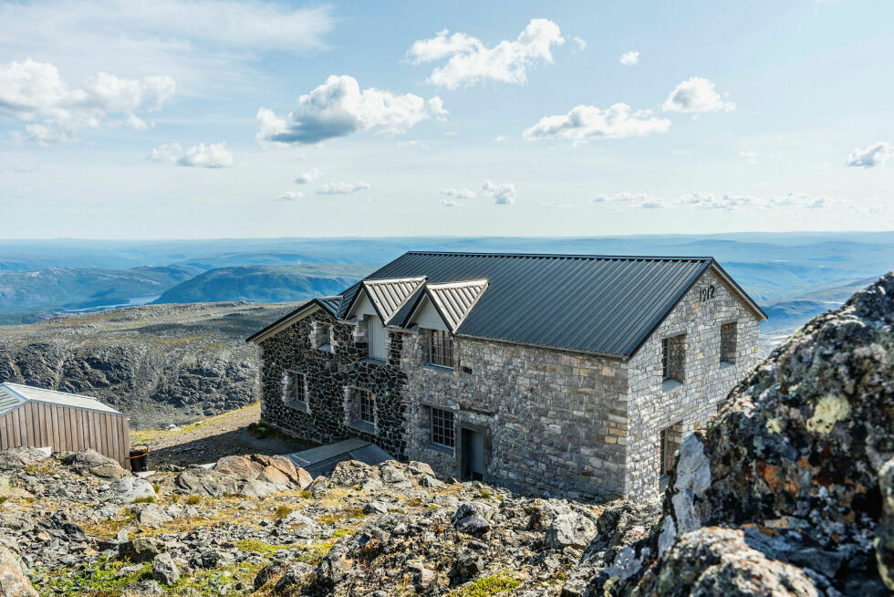 På Hálde finnes det i dag to historiske bygninger. I tillegg til nordlysobservatoriet fra 1899, sto dette bolighuset ferdig i 1912, til arbeiderne. Der bodde familier, og der ble det født barn. Bygget ble ganske ødelagt av tyskerne under krigen, og er delvis bygd opp igjen. Det eies nå av Alta kommune.
 Foto: André Bergeton Larsen