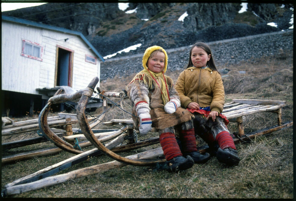 På bil­det fin­ner vi Inga Ka­ren Anne M. Sara og Ma­rit Kirs­ten Sara Tri­umf. Bil­det er tatt på Kval­øya/Fála i Finn­mark. Foto: Koji TSUDA. Ar­kiv­ver­ket/Sam­isk ar­kiv.