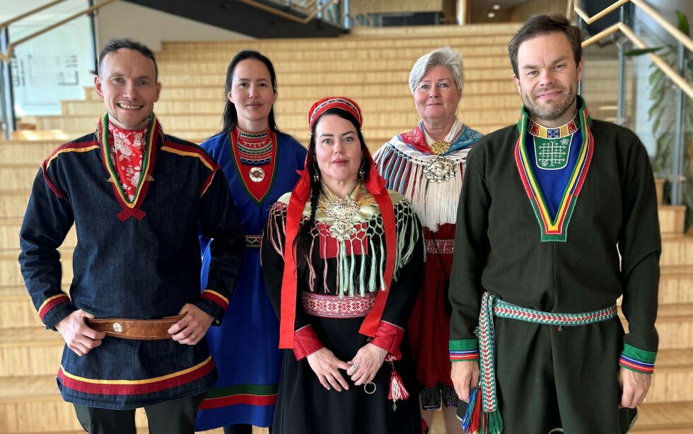 Sametingsrådet etter endringene 19. august 2024. Fremst Runar Myrnes Balto (NSR), sametingspresident Silje Karine Muokta (NSR), Mikkel Eskil Mikkelsen. Bak Maja Kristine Jåma (NSR) og Elisabeth Erke (Sp).
 Foto: Åse Pulk/Sametinget