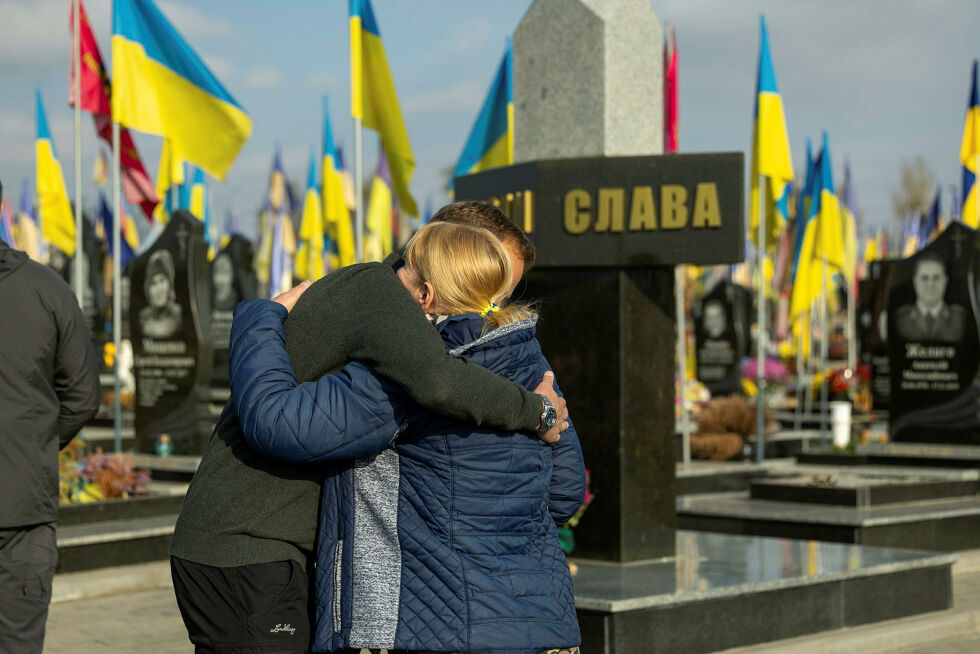 Forsvarssjef Eirik Kristoffersen møtte blant andre moren til den døde soldaten Dmitro i Ukraina. Besøket gjorde sterkt inntrykk på Kristoffersen.
 Foto: Forsvaret