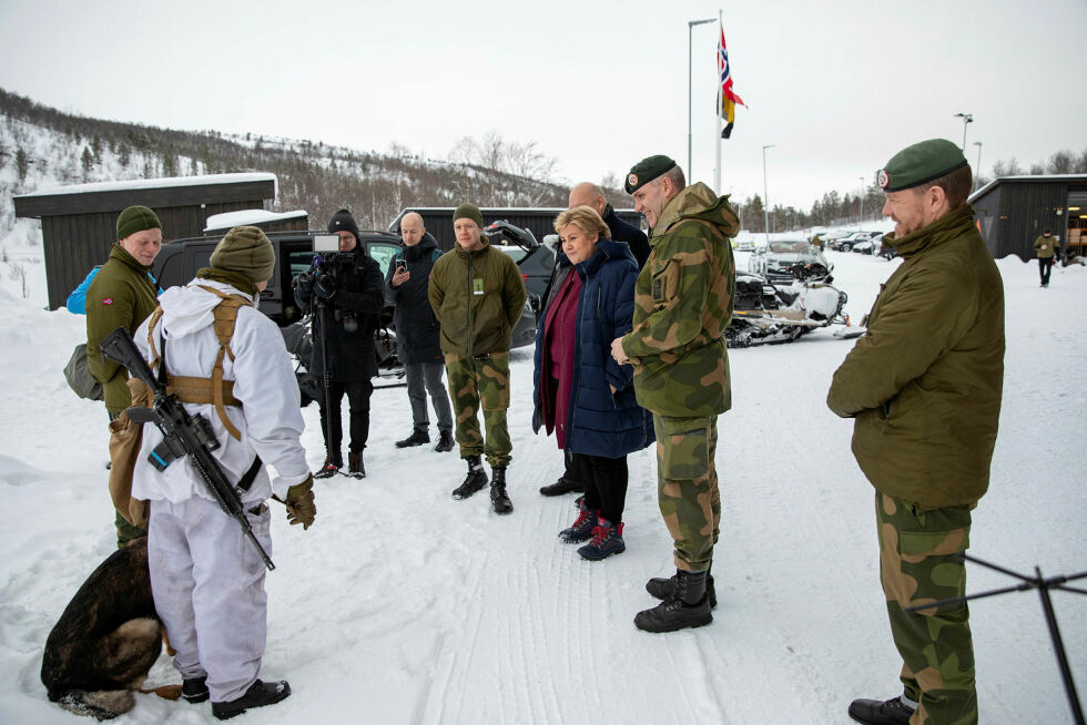Erna Solberg tok seg god tid til å snakke med både offiserer og soldater under sitt besøk. Hunden fikk hun også si hei til, men ikke berøre den.
 Foto: Arnfinn Sjøenden/Forsvaret
