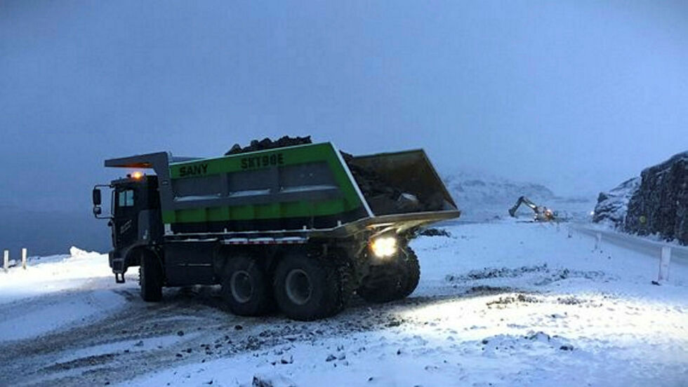 Under arbeidet med ny riksvei 94 mot Hammerfest har to store batteridrevne dumpere flyttet enorme mengder stein.
 Foto: Johnny Larsen/Statens vegvesen