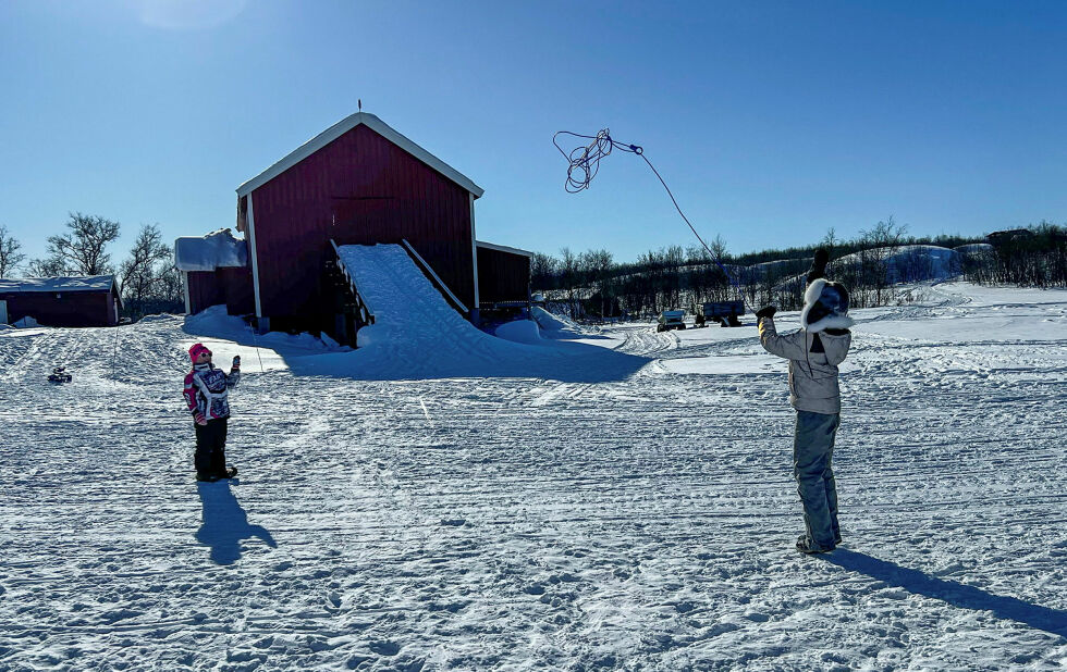 Strålende sol ga en fin ramme til aktivitetene på Ravnastua.
 Foto: Olaug Eriksen