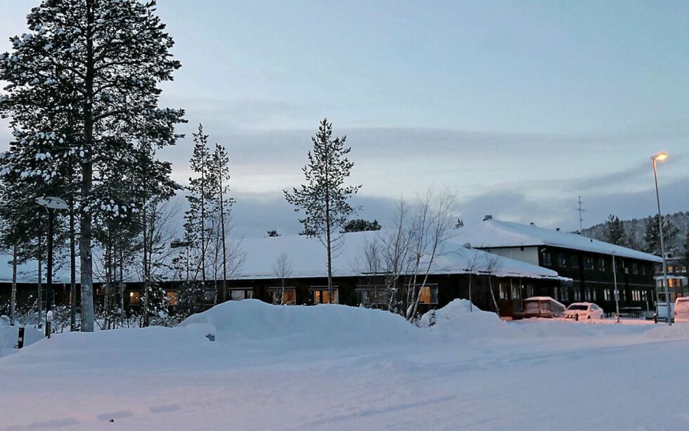 Pårørende mener deres mor har blitt utsatt for omsorgssvikt ved Karasjok helsesenter.
 Foto: Stein Torger Svala