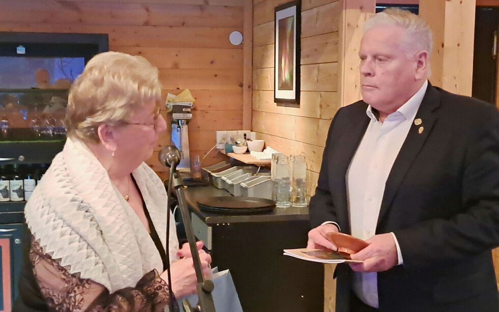 Forbundsleder Jan Davidsen hadde tatt turen til Pensjonistforbundet Finnmark sin jubileumsfest. Her sammen med fylkesforbundsleder Arnhild Hegge.
 Foto: Arne Josvald Sabbasen