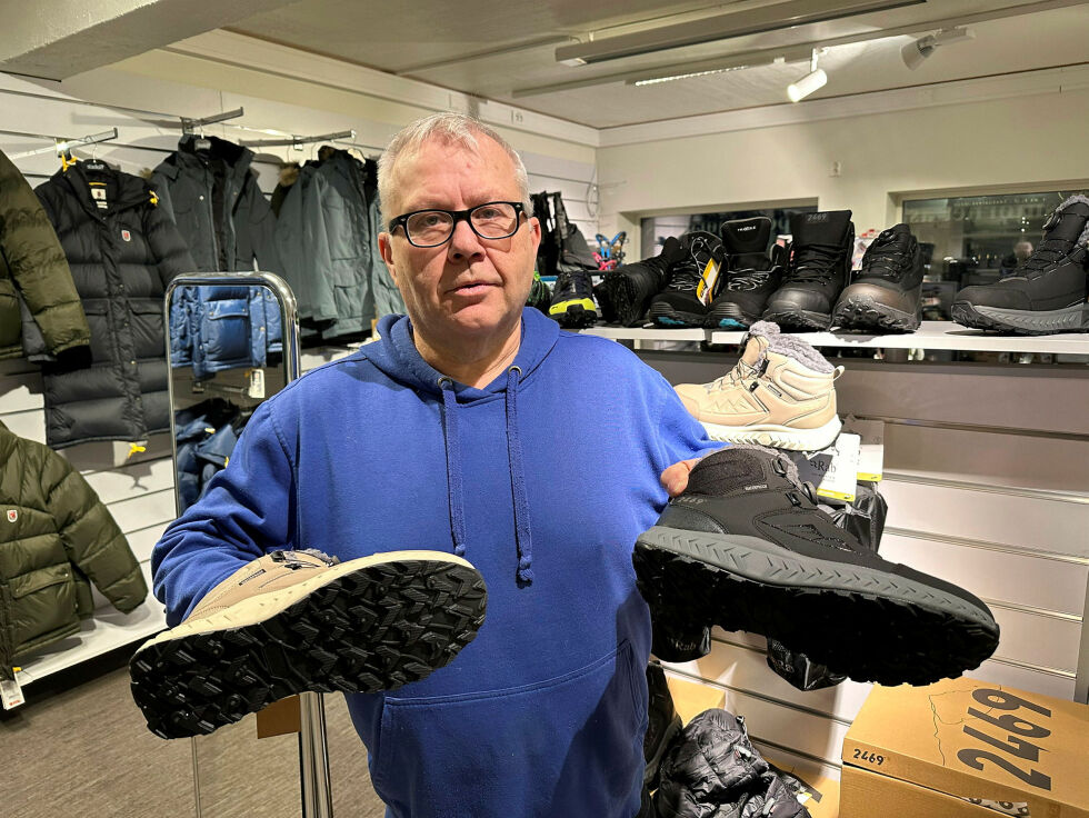 Odd Rune Berg på Sportshjørnet forteller at stadig flere kjøper piggsko og brodder for å unngå knall og fall på glatt føre som det er nå.
 Foto: Hallgeir Henriksen