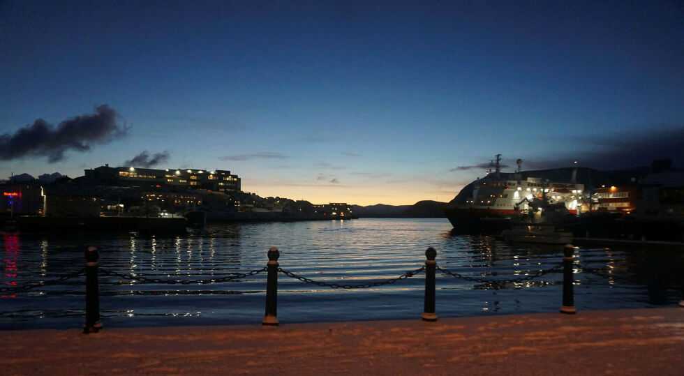 Det er avdekket diesel-/oljeutslipp i indre havn i Honningsvåg.
 Foto: Geir Johansen