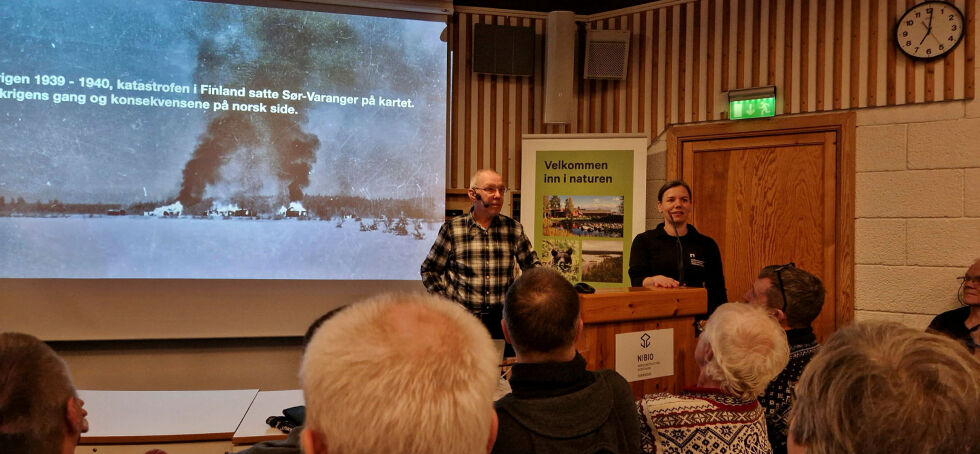 Runa Gulliksen ønsker Rolf Randa og publikum velkommen til foredraget.
 Foto: hill Haga