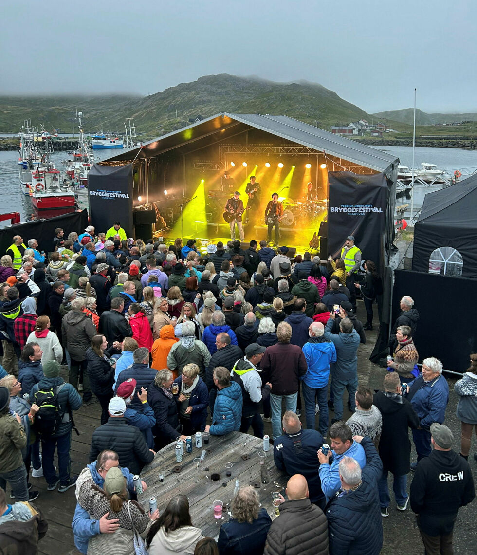 Folk i Skarsvåg er kjente for å skape god feststemning, og de setter pris på at folk kommer utenfra for å delta. Foto fra fjorårets bryggefestival.
 Foto: Privat