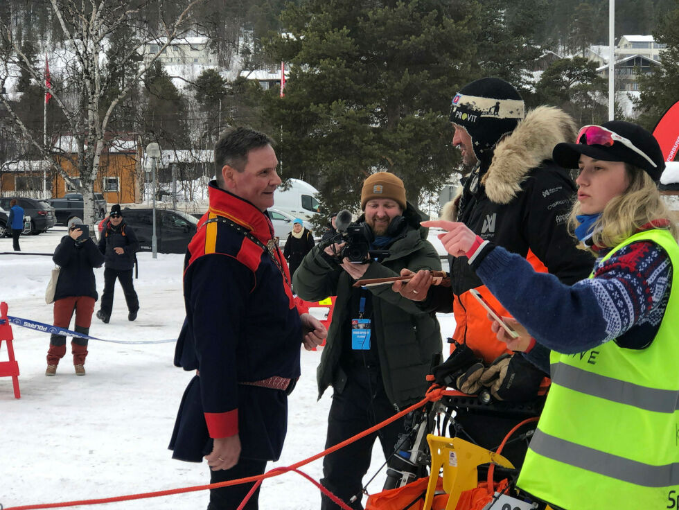 Finnmarksløpets soleklare vinner, Thomas Wærner ble ønsket velkommen til Karasjok av ordfører Svein Atle Somby på torsdag.
 Foto: STEIN TORGER SVALA