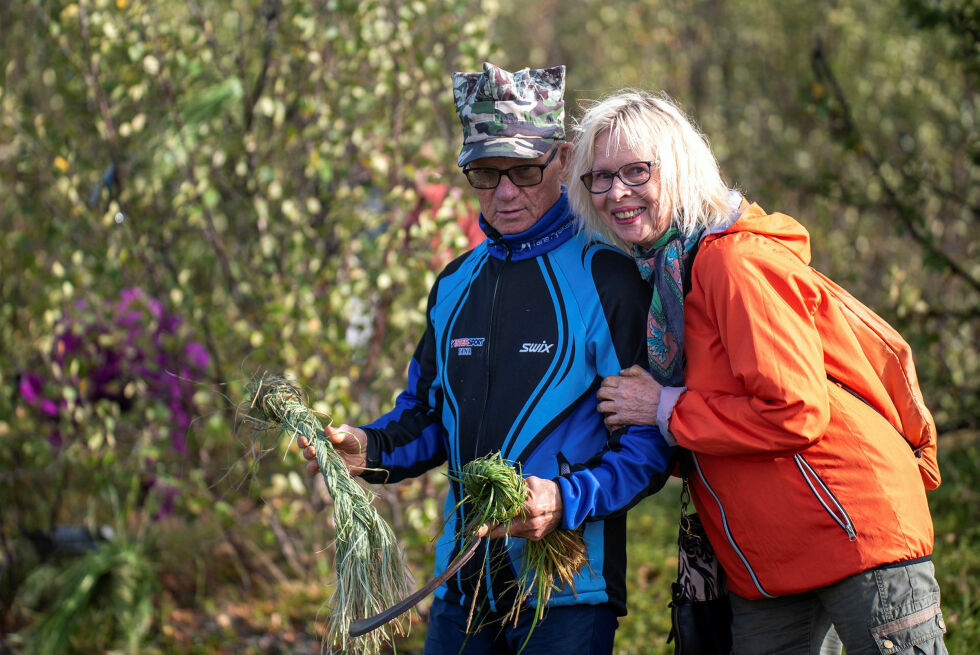 Liv-Elin Wilhelmsen og Hans Gunnar Måsø koste seg på arrangementet og fikk med seg flere bunter med sennagress hjem.
 Foto: Irene Andersen