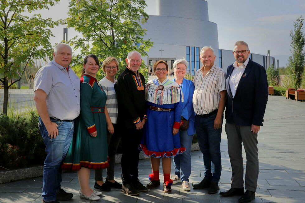 Senterpartiets nyvalgte samepolitiske råd.
Fra venstre Klemet Klemetsen (Ávjovárri), Annie Tamlag (Sørsamisk), Heidi Holmgren (Nordre), Rune Berg (Vesthavet), Nancy Porsanger Anti (leder), Elisabeth Erke (Østre), Frank Valø (Gáisi) og Rune Solmyr (Sør-Norge)
 Foto: Senterpartiets samepolitiske råd