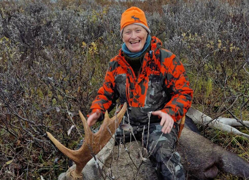 Et velrettet skudd fra Tove Andreassen (bildet) på jaktlaget til Eirin Pleym, gjorde at denne oksen falt i Andersby-Jolma-feltet i Vadsø.
 Foto: Privat