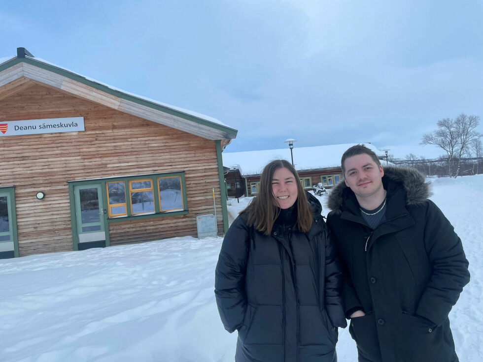 AUF-leder Astrid Hoem besøkte Tana videregående skole, Deanu sámeskuvla og Frode Utsi AS sammen med Joakim Bach.
 Foto: Birgitte Wisur Olsen