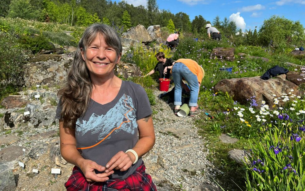 Gartner Eva Skulgam forteller oss om den arktiske hagen.
 Foto: Elin M. Wersland