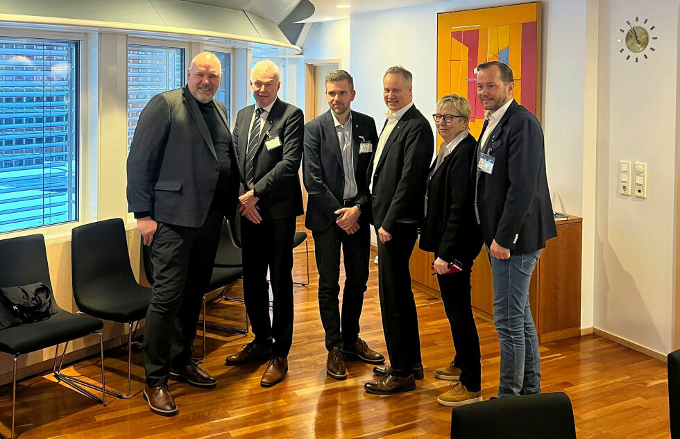 Møtet ble avholdt i Oslo torsdag. Fra venstre fylkesordfører Hans-Jacob Bønå, hovedutvalgsleder Terje Hansen, Nordkapp-ordfører Jan Morten Hansen, samferdselsminister Jon-Ivar Nygård, Vadsø-ordfører Wenche Pedersen og Hammerfest-ordfører Terje Rogde.
 Foto: Ketil Steigen