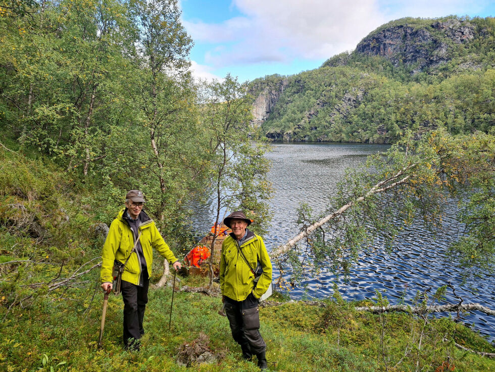 Jord­skjelv-geo­lo­gene Lars Ol­sen og Odleiv Olesen i arbeid i Finn­mark.
 Foto: Norges Geologiske Undersøkelse