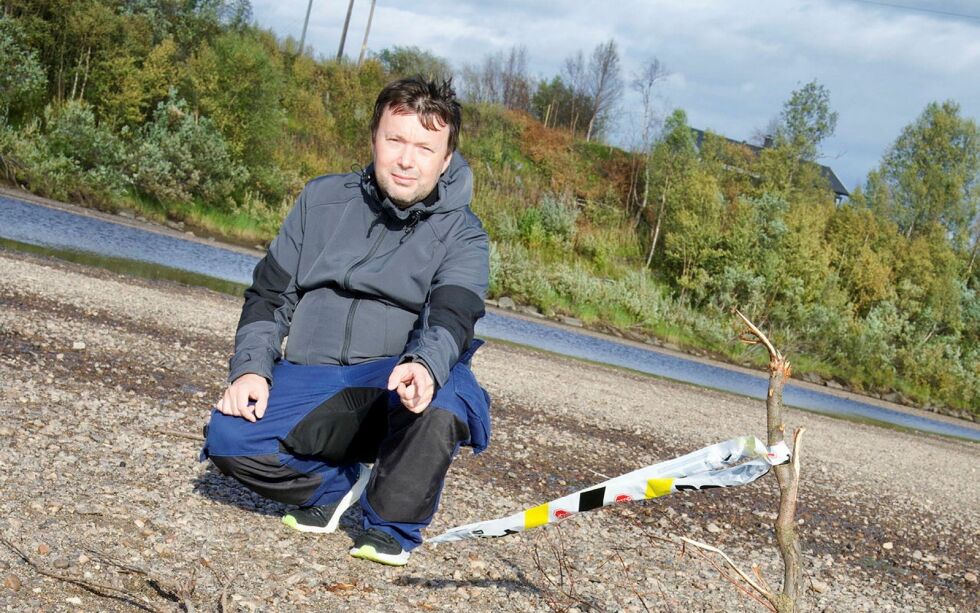 Hans Øvregård viser oss hvor han fant de første antiluftskytsgranatene. De lå godt synlig over bakken.
 Foto: Yvette M Stornes