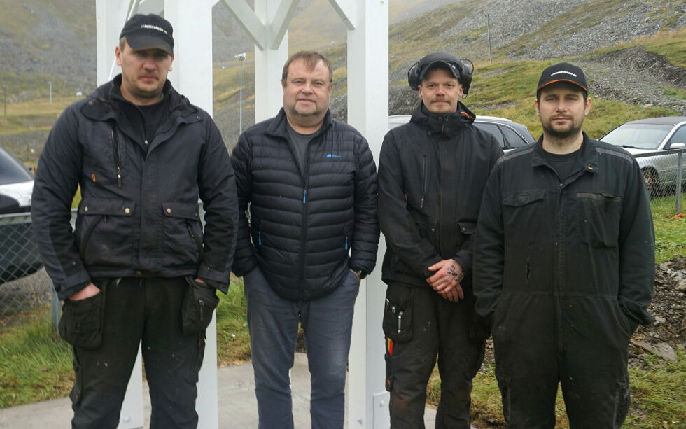 Her er kirkeverge Reidar Johansen (nr 2 fra venstre) sammen med de tre som bygde det nye klokketårnet. Fra venstre Stanislaw Korpusinski, Tom Sandberg og Roman Levandowski.
 Foto: Geir Johansen