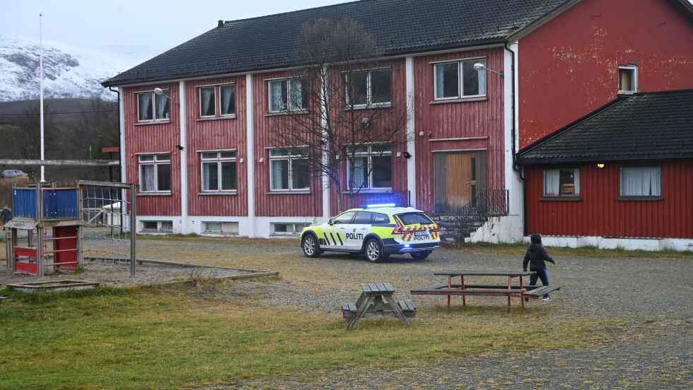 Politiet med blålys på Billefjord skole.
 Foto: Irmelin Klemetzen