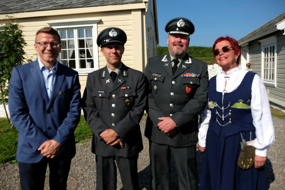 Ordfører Ørjan Jensen og Turid Wilhelmsen Ramleth takket Heintz Raymond Valvatne for innsatsen, og ønsket Jan Erik Meldgaard velkommen til Vardø.
 Foto: Bjørn Hil­do­nen