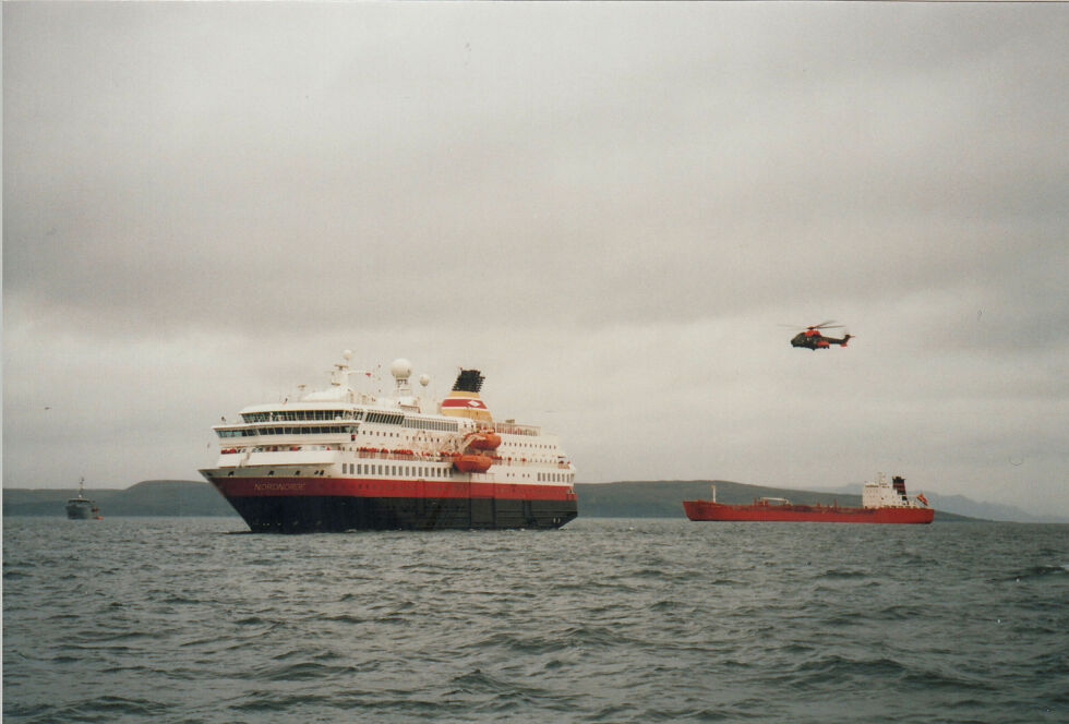 Hektisk aktivitet ved Repvåg, kystvakta, et hurtigruteskip, en tankbåt og Forsvarets helikopter.
 Foto: John Gustavsen