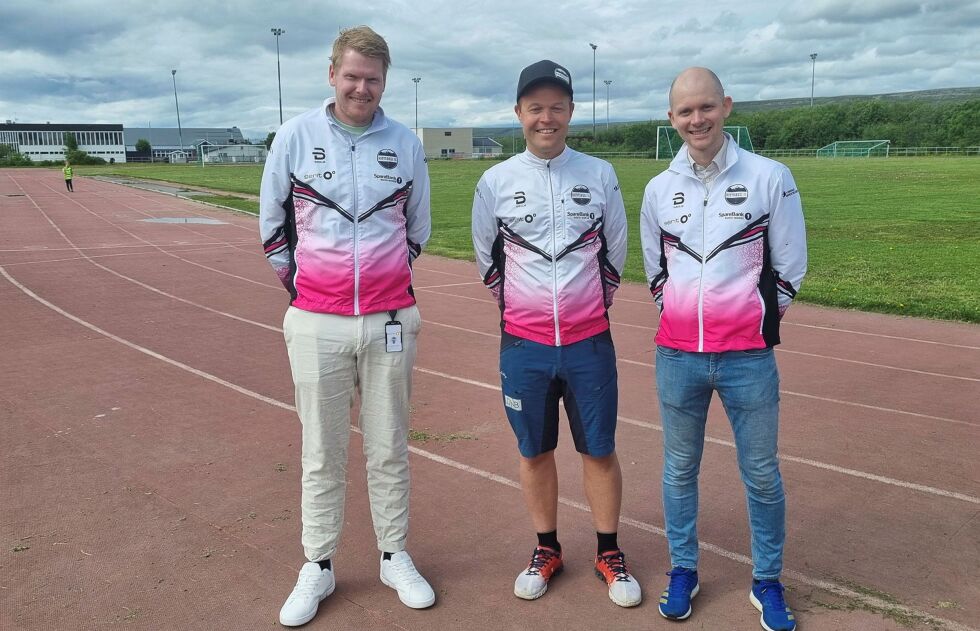 Jonas Rushfeldt Sjøtun (fra venstre), Espen Mikkelsen og Greger Lyngedal Wian i Hirmasti IL ser frem til en ny stor løpsfest på stadion og i bygatene i Vadsø.
 Foto: Torbjørn Ittelin