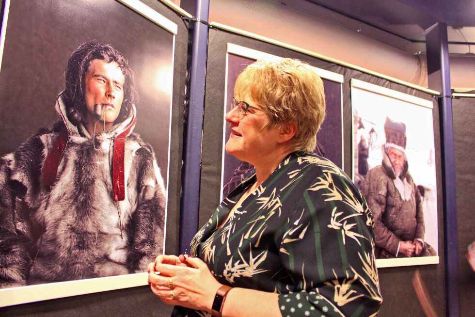 Kulturminister Trine Skei Grande var kjempeimponert over både bildene og selve utstillingen.
 Foto: Nils Martin Kristensen