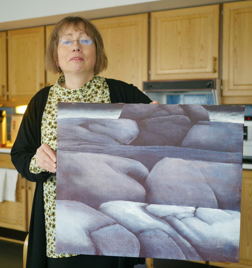 Marit Tjernstad er lederen for stiftelsen Bjarne Holst Galleri Nordkapp. Her holder hun det siste bildet Holst malte før han døde i 1993.
 Foto: Geir Johansen