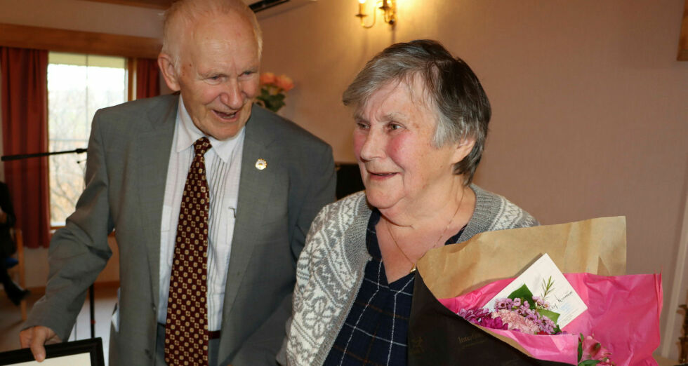 Anne Magga Persen (90 år) ble velfortjent kåret til årets pensjonist i Nesseby. Olaf B. Johnsen leste opp begrunnelsen og sa hun er det man kaller ei «grepa dame».
 Foto: Mari-Ann Nilssen