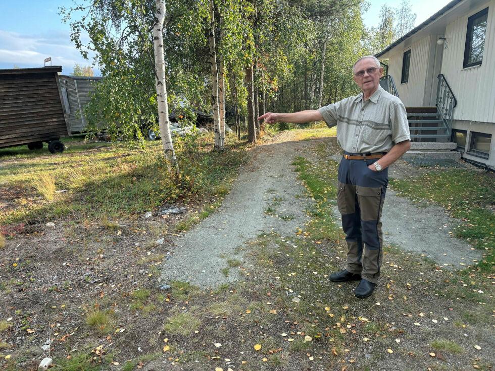 Leif Petter Grønmo viser hvor det forsvunne gjerdet sto.
 Foto: Anders Henriksen