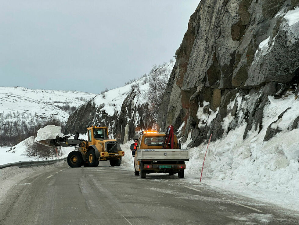 Onsdag rydda Mesta veien ved Svartaksla på fjellsida for sne i den hensikt å gjøre veien tryggere å ferdes på.
 Foto: Hallgeir Henriksen